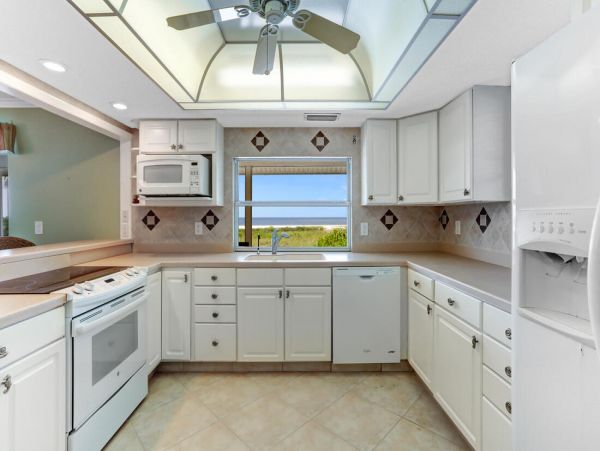 Beautiful Vacation Rental Home with Beach Access Sleeps 10