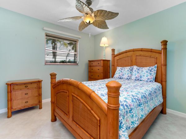 Beautiful Vacation Rental Home with Beach Access Sleeps 10