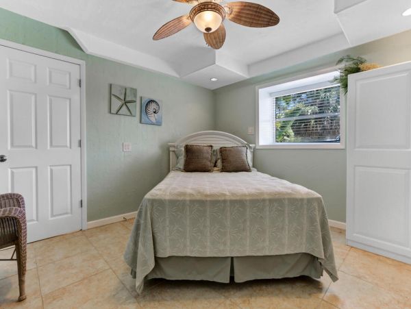 Beautiful Vacation Rental Home with Beach Access Sleeps 10