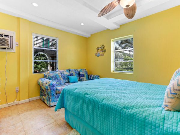 Beautiful Vacation Rental Home with Beach Access Sleeps 10