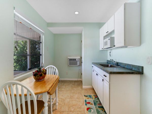 Beautiful Vacation Rental Home with Beach Access Sleeps 10