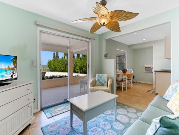 Beautiful Vacation Rental Home with Beach Access Sleeps 10