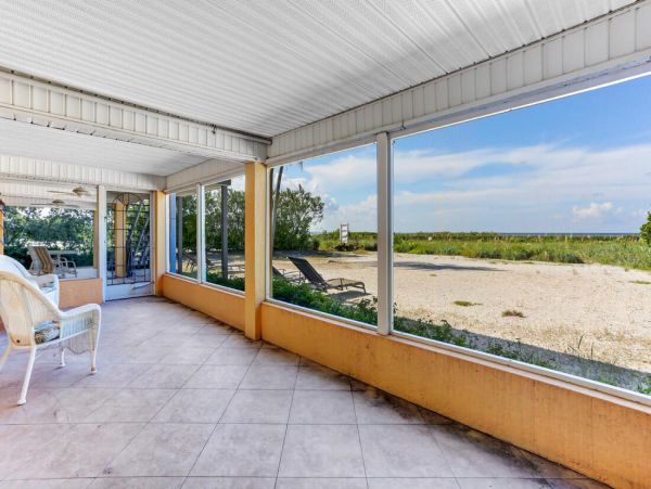 Beautiful Vacation Rental Home with Beach Access Sleeps 10