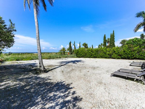 Beautiful Vacation Rental Home with Beach Access Sleeps 10