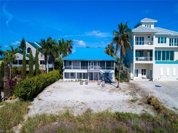 Beautiful Vacation Rental Home with Beach Access Sleeps 10