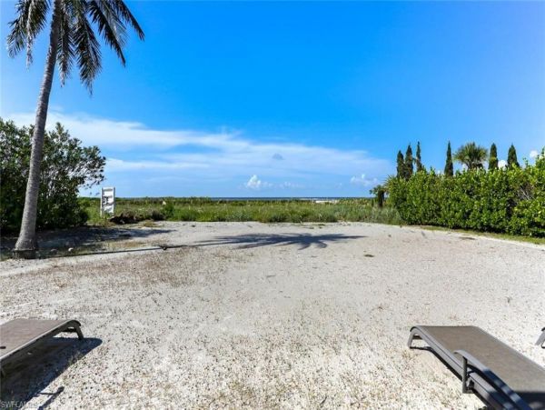 Beautiful Vacation Rental Home with Beach Access Sleeps 10