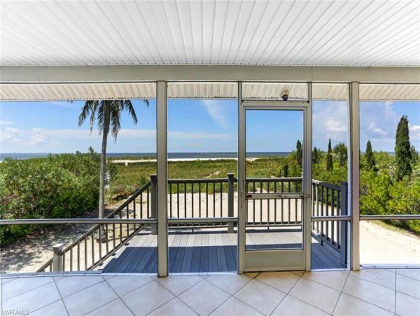 Beautiful Vacation Rental Home with Beach Access Sleeps 10