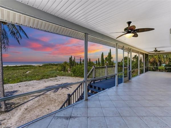 Beautiful Vacation Rental Home with Beach Access Sleeps 10