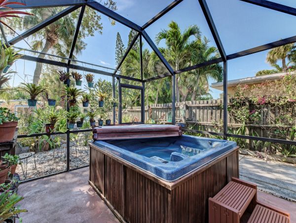 Lovely Two Bedroom Family Home Sleeps 6 Guests in Siesta Key
