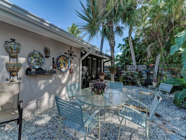 Lovely Two Bedroom Family Home Sleeps 6 Guests in Siesta Key