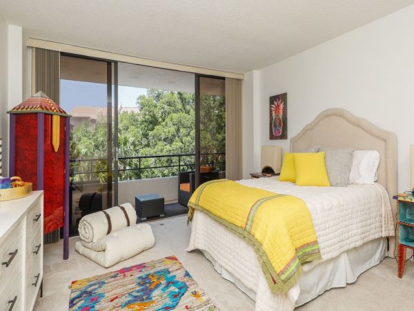 Siesta Key End Condo with Communal Pool, Short Walk to Beach