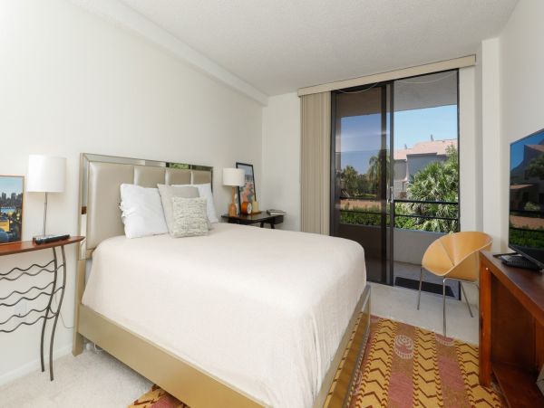 Siesta Key End Condo with Communal Pool, Short Walk to Beach