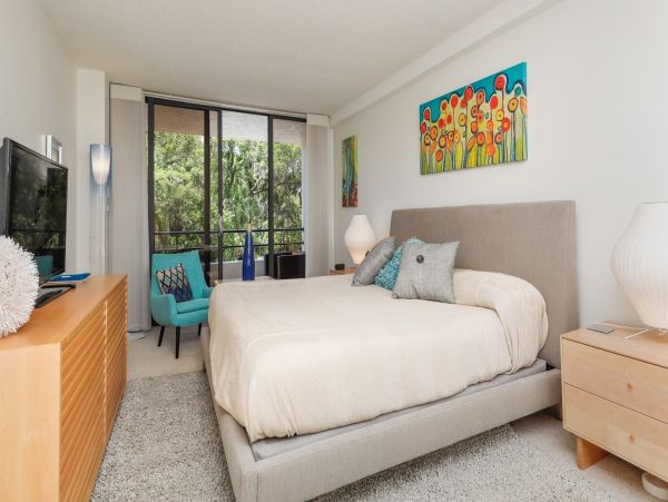 Siesta Key End Condo with Communal Pool, Short Walk to Beach