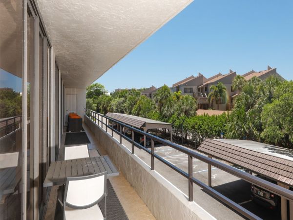 Siesta Key End Condo with Communal Pool, Short Walk to Beach