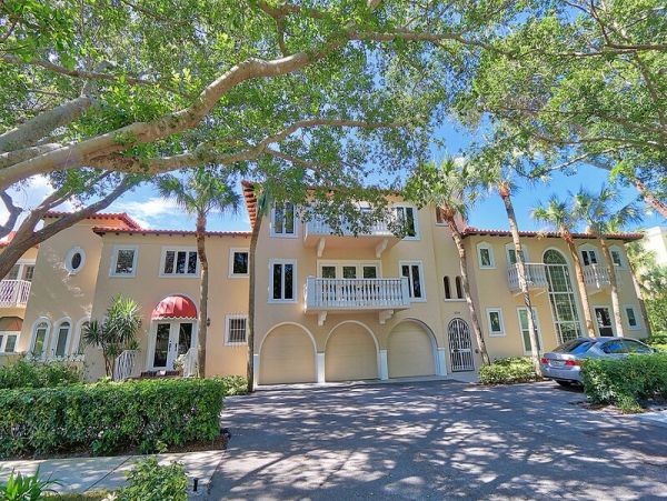 Three Bedroom Vacation Residence Sleeps Six in Naples