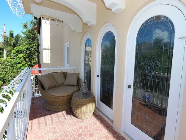 Three Bedroom Vacation Residence Sleeps Six in Naples