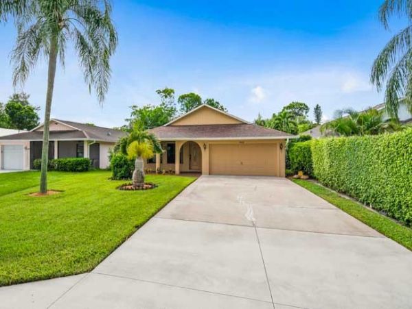Lovely Three Bedroom Home with Private Pool in Naples