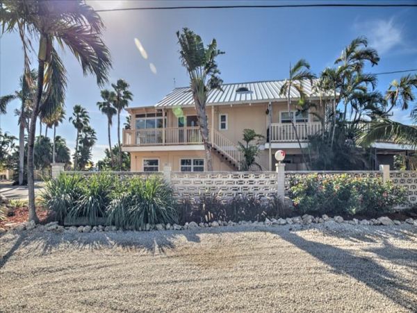Luxury Vacation Home 4 Bedrooms & Pool Near Sombrero Beach