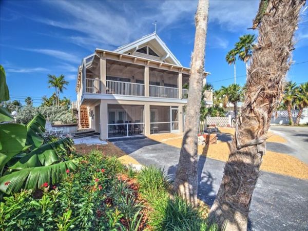 Luxury Vacation Home 4 Bedrooms & Pool Near Sombrero Beach