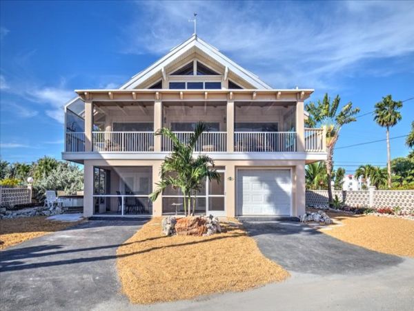 Luxury Vacation Home 4 Bedrooms & Pool Near Sombrero Beach