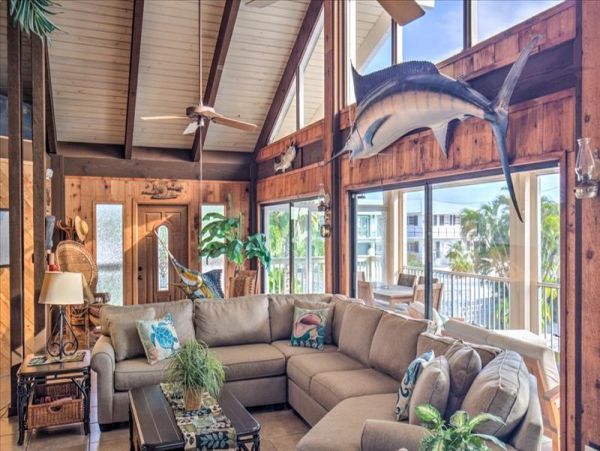 Luxury Vacation Home 4 Bedrooms & Pool Near Sombrero Beach