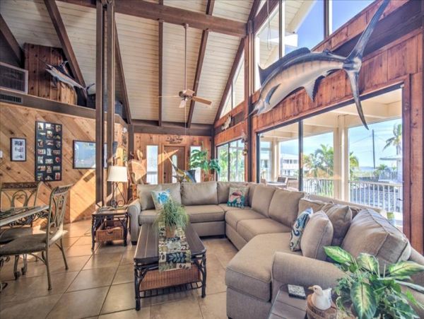 Luxury Vacation Home 4 Bedrooms & Pool Near Sombrero Beach