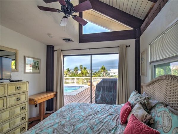 Luxury Vacation Home 4 Bedrooms & Pool Near Sombrero Beach