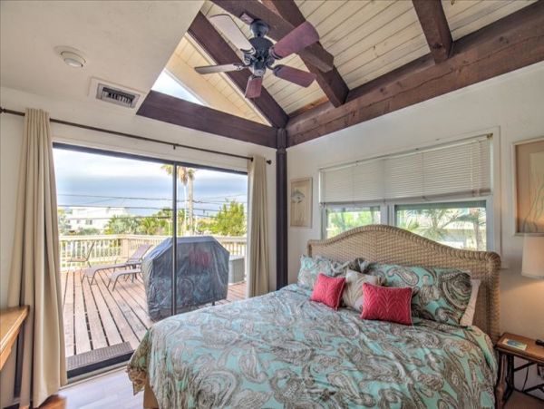 Luxury Vacation Home 4 Bedrooms & Pool Near Sombrero Beach