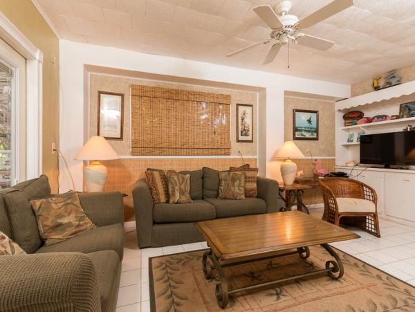 Luxury Vacation Home 4 Bedrooms & Pool Near Sombrero Beach