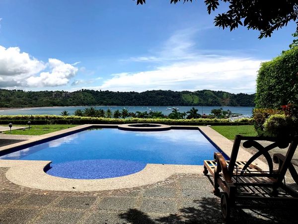 Luxury 4 Bedroom Villa Close to Jaco