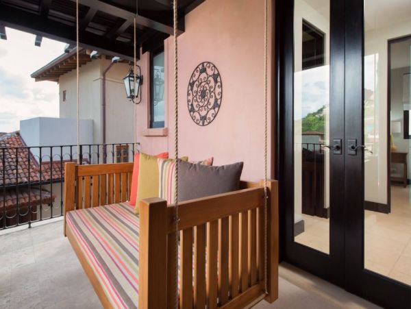 Charming Four Bedroom Vacation Villa Close to Beach