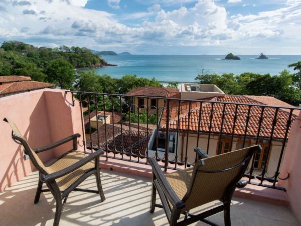 Charming Four Bedroom Vacation Villa Close to Beach