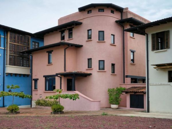 Charming Four Bedroom Vacation Villa Close to Beach