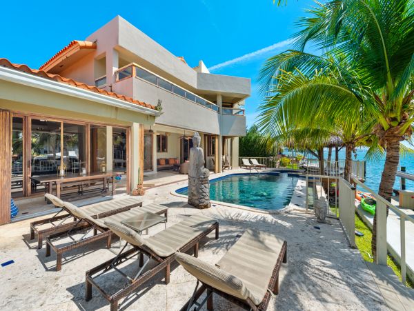 Stunning Luxury Villa with Private Pool & Spa with Bay Views