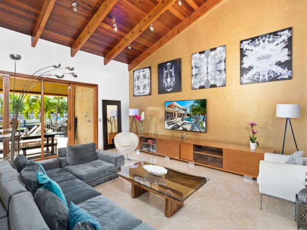 Stunning Luxury Villa with Private Pool & Spa with Bay Views