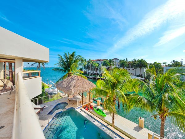 Stunning Luxury Villa with Private Pool & Spa with Bay Views