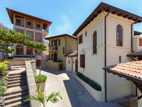 Luxury 7 Bedroom Home with Private Pool & Terraces
