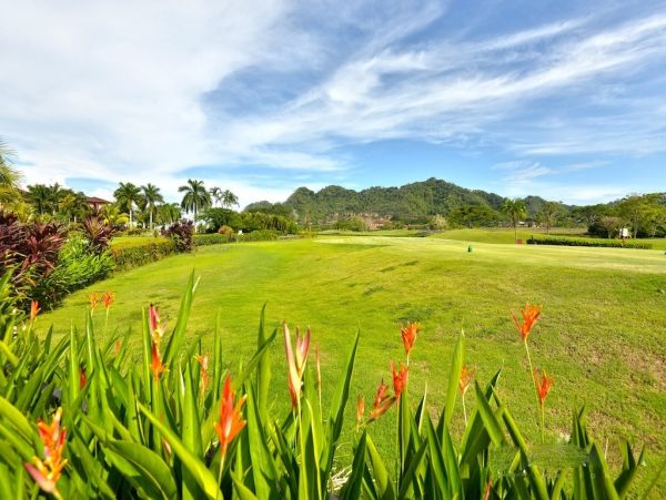 Golf View Jaco Vacation Condo Short Walk to Beach