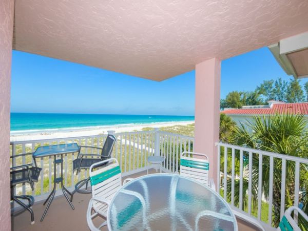 Beautiful Condo on Beach with Communal Pool & Hot Tub