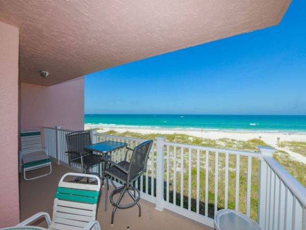 Beautiful Condo on Beach with Communal Pool & Hot Tub