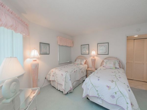 Beautiful Condo on Beach with Communal Pool & Hot Tub