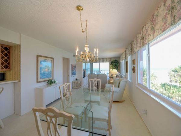 Beautiful Condo on Beach with Communal Pool & Hot Tub