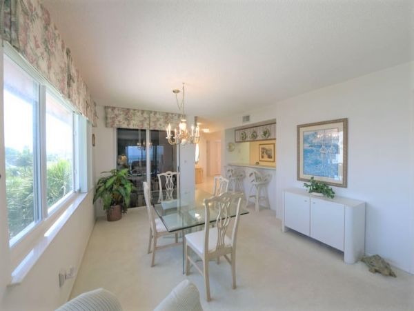 Beautiful Condo on Beach with Communal Pool & Hot Tub