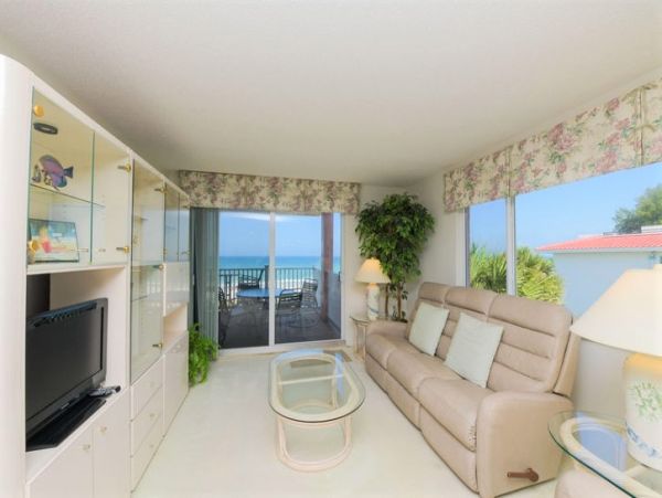 Beautiful Condo on Beach with Communal Pool & Hot Tub