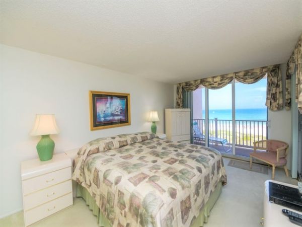 Beautiful Condo on Beach with Communal Pool & Hot Tub