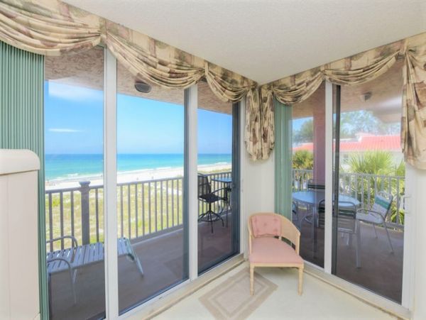 Beautiful Condo on Beach with Communal Pool & Hot Tub