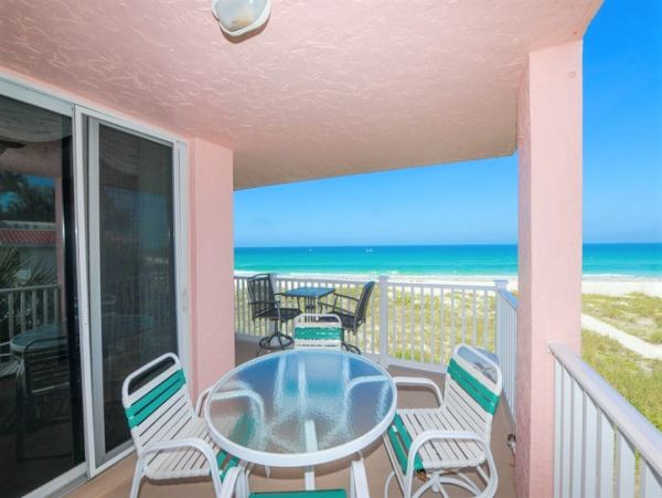 Beautiful Condo on Beach with Communal Pool & Hot Tub