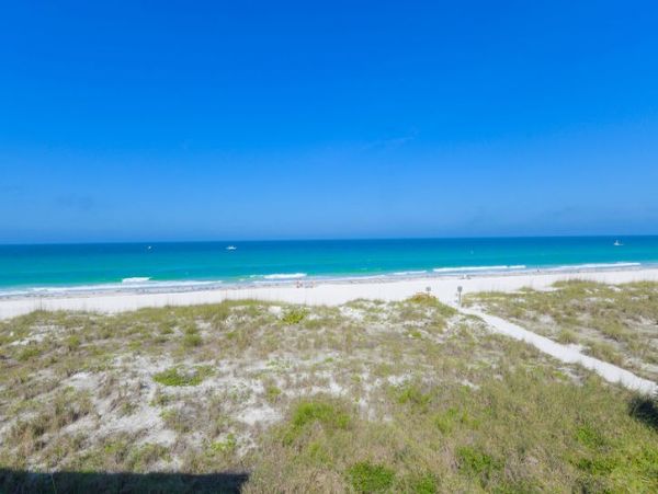 Beautiful Condo on Beach with Communal Pool & Hot Tub