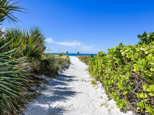 Beautiful Condo on Beach with Communal Pool & Hot Tub