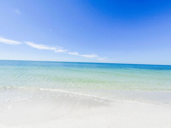 Beautiful Condo on Beach with Communal Pool & Hot Tub